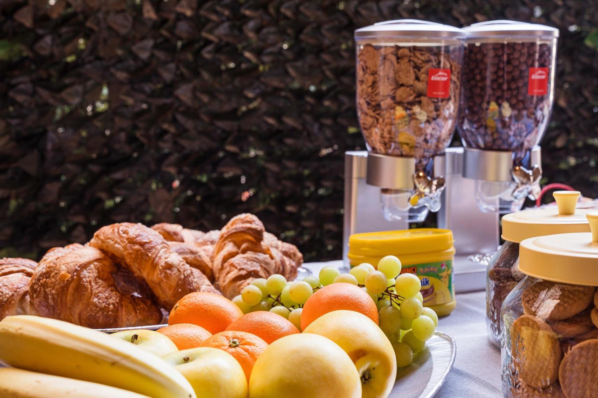 B&B La Corte And Home Restaurant - Free Parking - 10 Minutes To The Lake And Centre Como Dış mekan fotoğraf